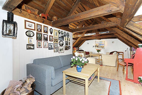 Loftsstue med tregulv, og flott tak i original stand. Galleribilde