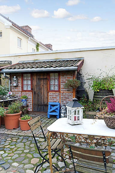 Bod i eget gårdsrom, bygget i 2007 med eldre materialer og innlagt strøm. Galleribilde