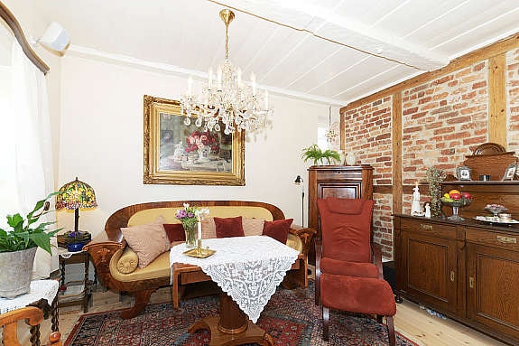 Stue med original himling, med merker etter inndelingen i fjøset. Galleribilde