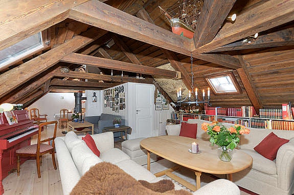 Loft med flott takkonstruksjon. Galleribilde