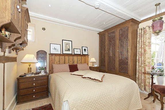 Hovedsoverom med spesialbygde skap i kompakt eik medfølger. Galleribilde