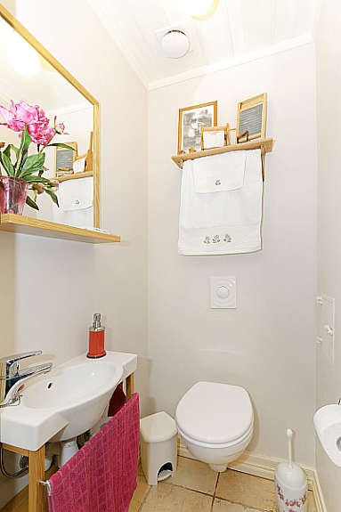 Gjestetoalett med vegghengt wc og servant. Galleribilde