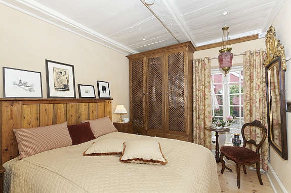 Hovedsoverom med mye lys og tv-uttak. Galleribilde