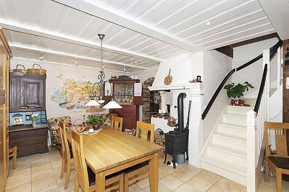 Kjøkken med trapp til loft, vedovn og peisgrue. Galleribilde