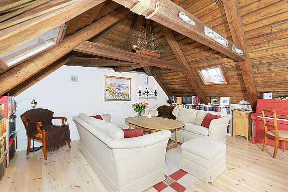 Loftsstue med flott uisolert tak. Galleribilde