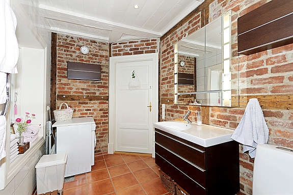 Bad med opplegg til vaskemaskin. Dør fra byggeår. Galleribilde