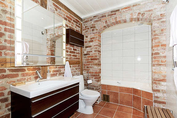 Bad med nisje med badekar med integrerte høytalere i himling. Galleribilde