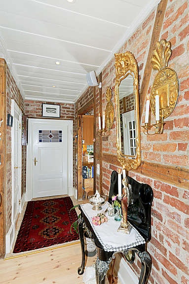 Gang med tregulv og teglstensvegger. Galleribilde