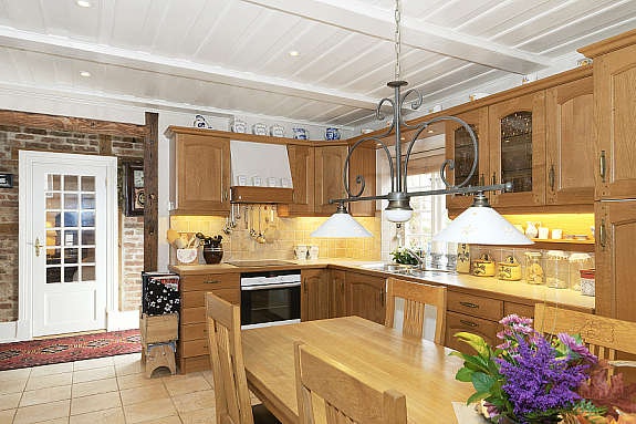 Kjøkken med stor spiseplass. Galleribilde