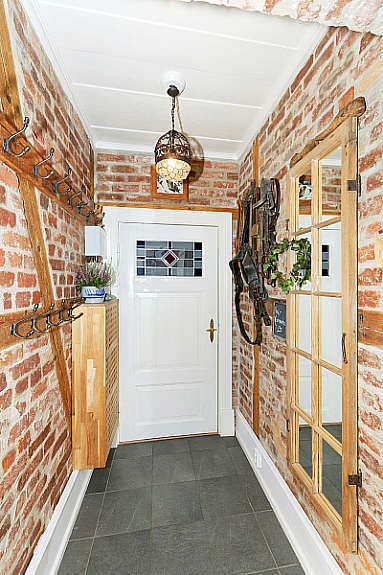 Vindfang med dør videre til gang fra byggeår. Galleribilde