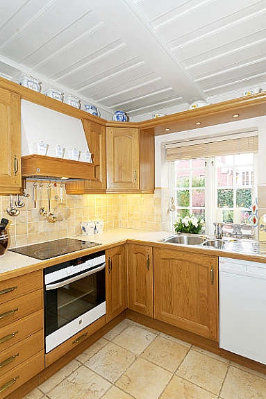 Kjøkkeninnredning fra 2006 holdt i original stil. Galleribilde