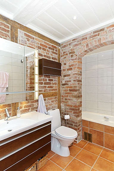 Bad med flott innredning, teglstensvegger og original himling. Galleribilde