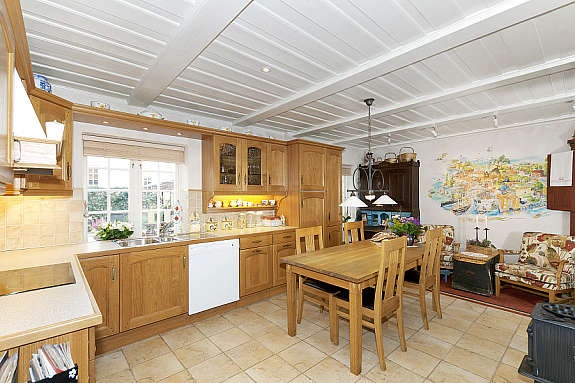 Kjøkken med Mobalpha innredning og fliselagt gulv. Hvitevarer medfølger. Galleribilde