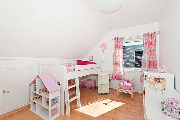 Det er 3 soverom i 2. etasje. Galleribilde