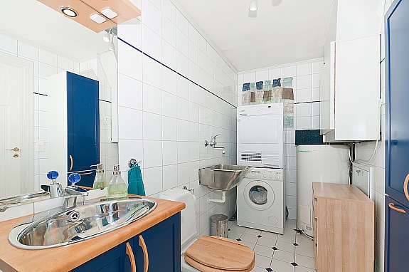 Kombinert bad/vaskerom i 1. etasje. Galleribilde