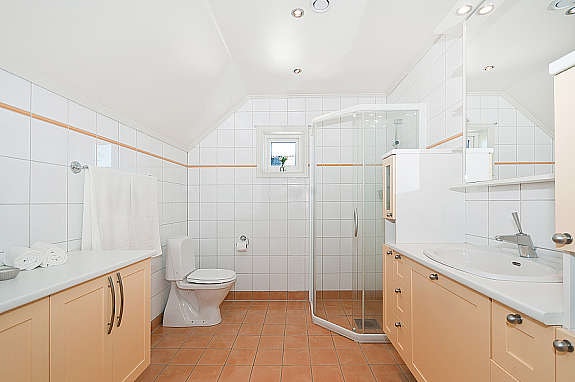Hovedbadet ligger i 2. etasje og har w.c., dusjhjørne og pen innredning med servant. Galleribilde