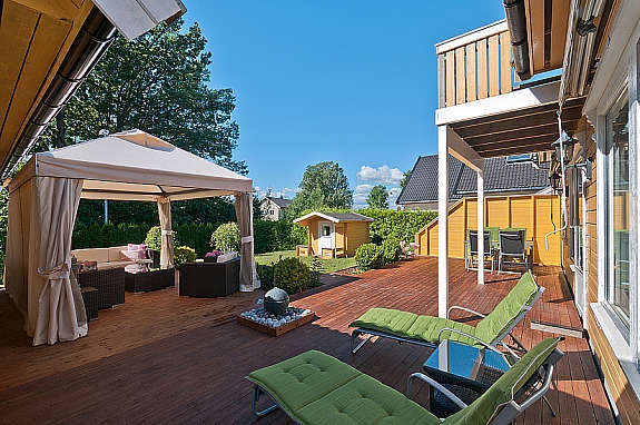 Flott stor solrik markterrasse med adkomst fra stuen. Galleribilde