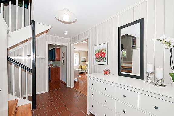 Lys og pen hall med trapp opp til 2. etasje. Galleribilde