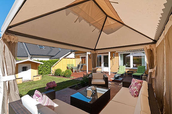 Det er stor lun markterrasse som ligger i le av garasjen. Galleribilde