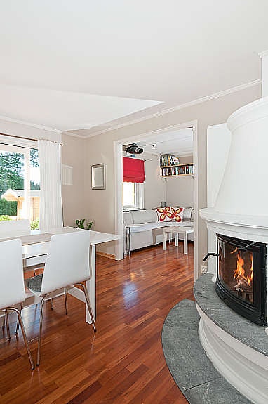 Det er koselig peisovn i stuen. Galleribilde