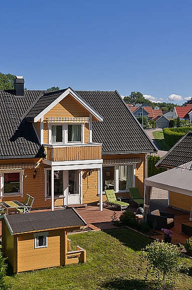 Eiendommens vestside med solrik usjenert stor markterrasse og hage. Galleribilde