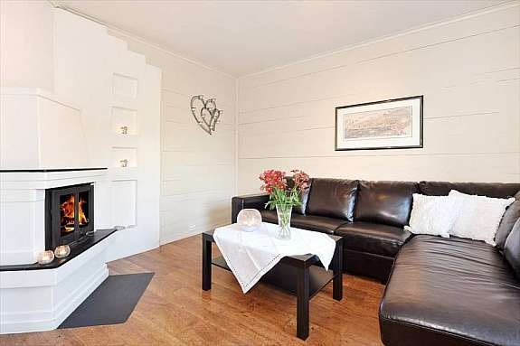 Koselig stue med peis og utsikt over fjorden Galleribilde