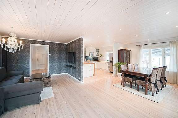 Romslig stue med gjennomført stil Galleribilde