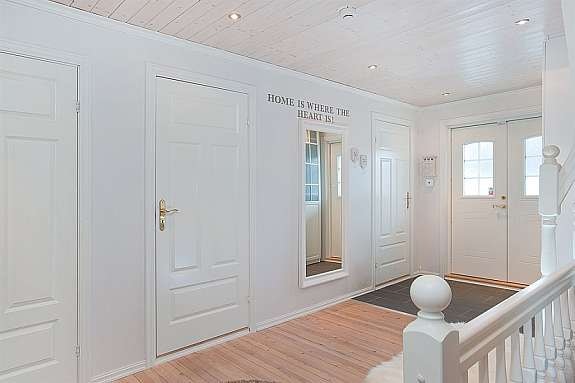 Romslig, lys og innbydende entrè med fliser på gulv ved inngangsparti. Varme i gulv der det er fliser. Galleribilde