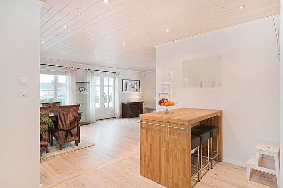 Trendy kjøkkenøy passer utmerket som spisebord Galleribilde