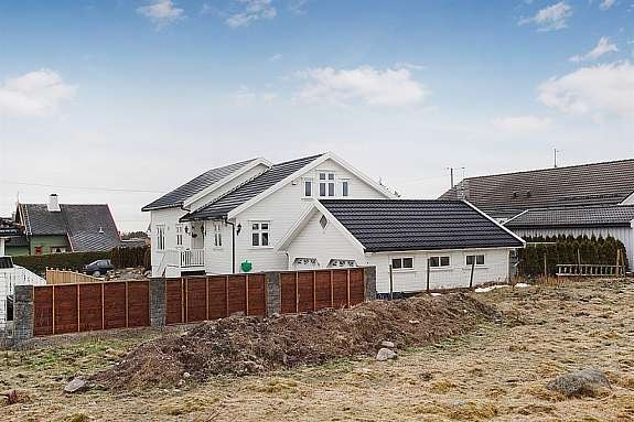 Huset grenser til friareal Galleribilde