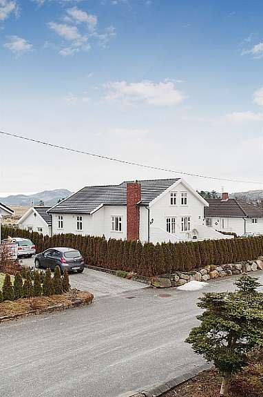 Boligen ligger i et etablert og barnevennlig område. Galleribilde