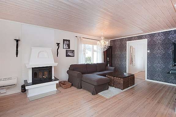 Vedovn i stue varmer godt på kalde vinterdager Galleribilde