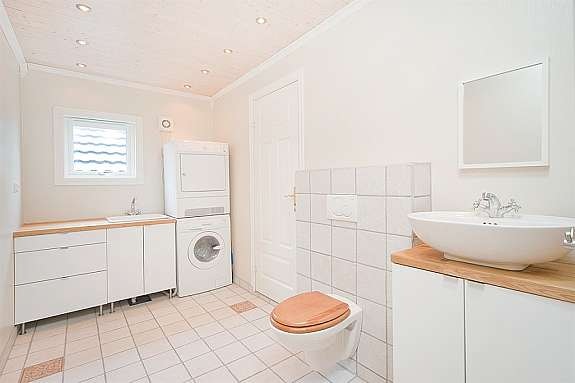 Gjestetoalett/vaskerom. Flisebelagt gulv med varmekabler. Galleribilde