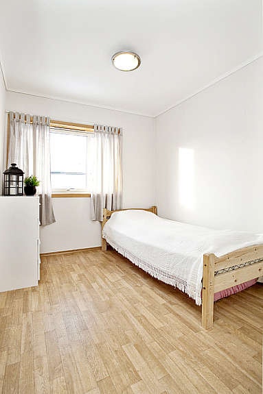 Soverom nr 2 i andre etasje med lyse overflater. Galleribilde