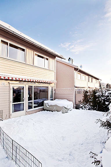 Man disponerer tomten utenfor leiligheten. Under snøen skjuler det seg en terrasse. Galleribilde