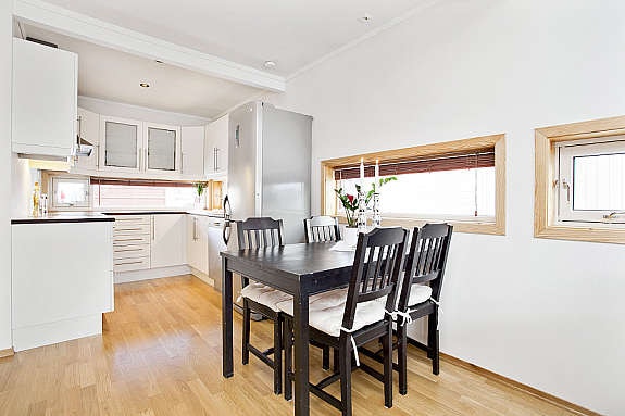 Vinduene over kjøkkenbenken og over spisestuen gir gode lyskilder. Galleribilde