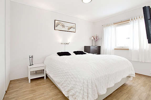 Hovedsoverom med skyvedør til garderoberom. Det ligger belegg på gulv, malt tapet på vegg, malte plater i himling. Lyst og delikat rom. Galleribilde