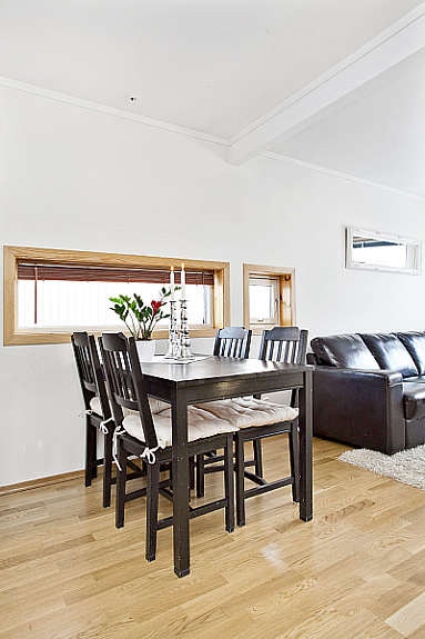 Spisestue mellom salong og kjøkken. Galleribilde