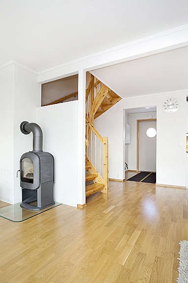 Stuen har vedovn med glassdør. Trapp til andre etasje. Galleribilde