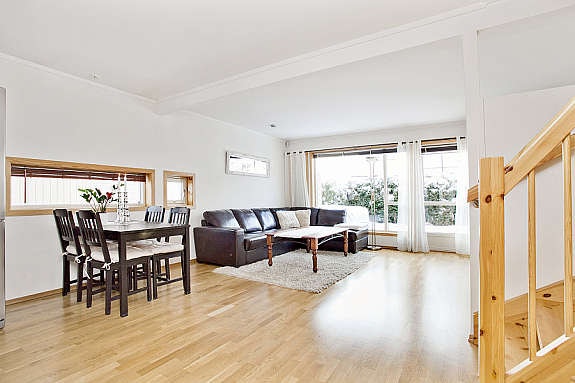 Dette er endeleilighet med mye vinduer og gjennomlys. Galleribilde