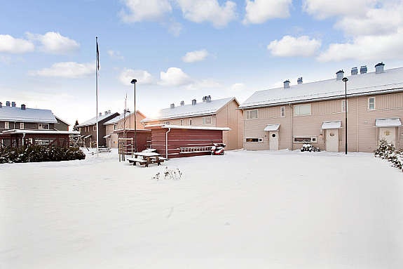 Fellesareal med bla. felles biloppstillingsplass. Galleribilde