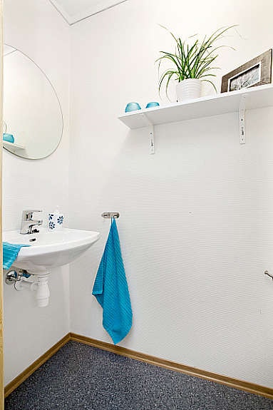 Wc i første etasje har belegg med varmekabler på gulv, malt tapet på vegg, malte plater på vegg. Galleribilde