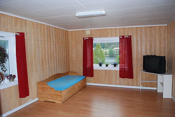 Stua har utsikt ut over vannet og flott trekvit møllerstuepanel Galleribilde