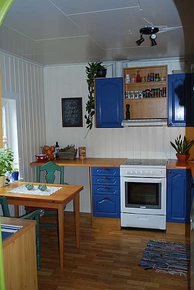 Lyst kjøkken med mye skap plass. Galleribilde