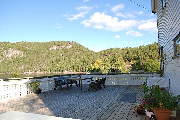 Romslig veranda på 60m2. Morgensol og ettermiddagssol. Galleribilde