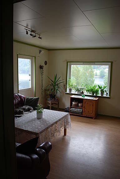 Lys stue med store vinduer. Utsikt over vannet. Galleribilde