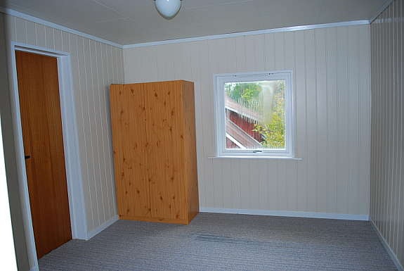 Soverom 2 er også lyst og romslig. Nyoppusset. Galleribilde