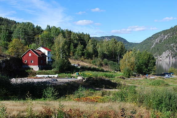 Dette er det første en ser når en kommer kjørende. Nabotomt i forgrunn.
--------------------------------------------------------
Velkommen til visning!! Galleribilde