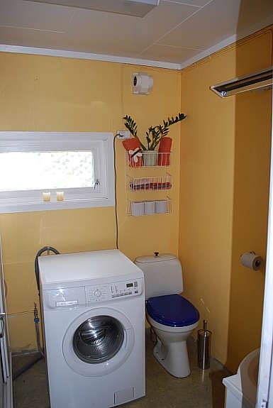 Badet nede har også dusj og oppkobling for vaskemaskin. Galleribilde