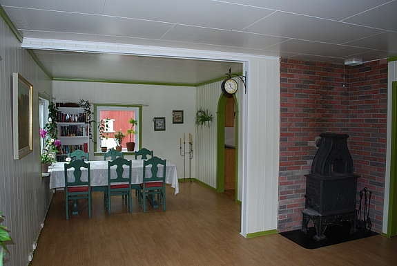 Spisestue mot kjøkkenet. Flott, gammel ovn som varmer godt på kalde dager Galleribilde